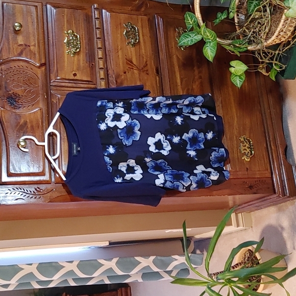 🌻Lord & Taylor Navy Dark Floral Top Medium - Picture 1 of 5